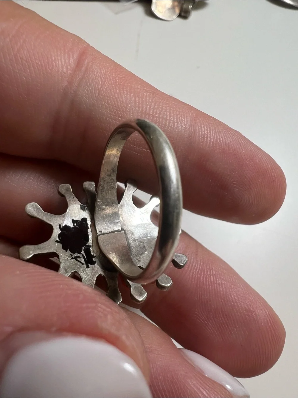 VTG Native American Zuni sterling silver ring featuring coral needlepoint - Picture 16 of 16